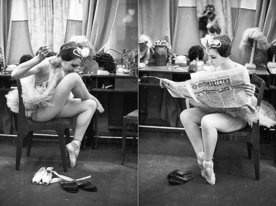 ヴォロネジ・オペラ・バレエ劇場の控え室：衣装を手直しするバレリーナ（左）、新聞「イズヴェスチヤ」を読むバレリーナ（右）、1984年