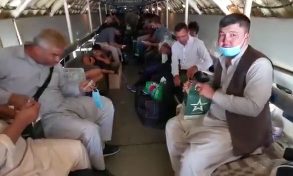 Potniki v kabini tovornega letala IL-76MD med evakuacijo ruskih državljanov iz Afganistana.