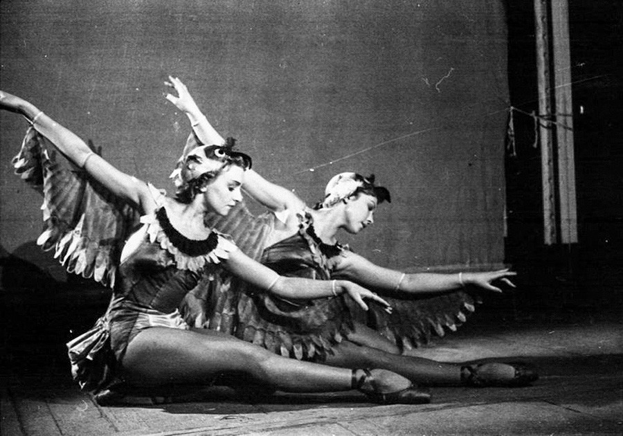 Répétition du premier ballet pour enfants «Aïstenok» (petit de la cigogne en russe), 1948
