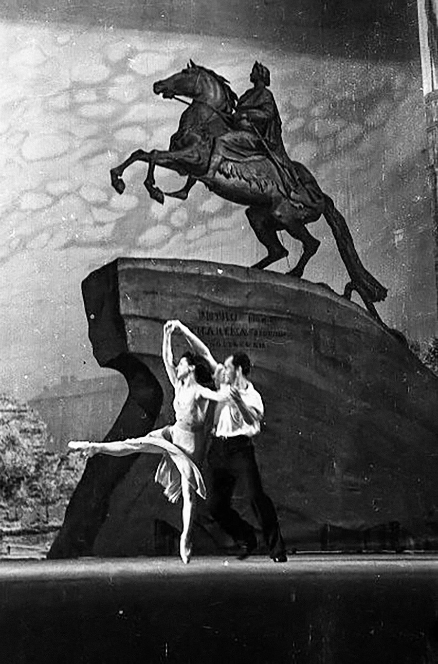 Scène du ballet «Le Cavalier de bronze» sur la musique de Reinhold Glière au théâtre du Bolchoï, 1949
