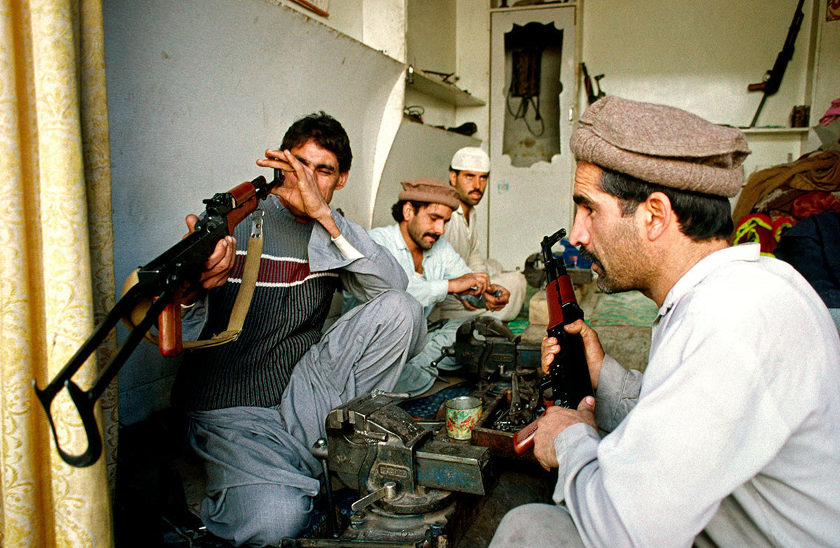 Проверка на автоматска пушка АК-47, Пакистан.

