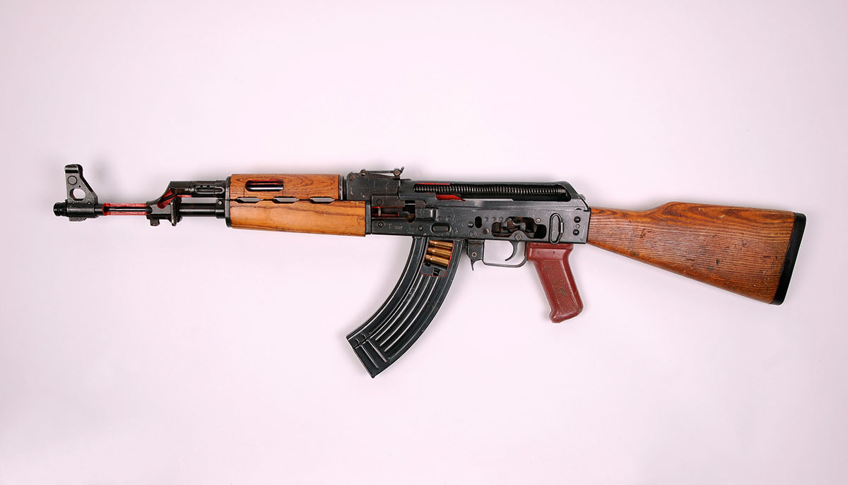 Coupe de l'armurier d'un AK-47 montrant le fonctionnement interne. Il s'agit d'une version irakienne Tabuk de la Kalachnikov.