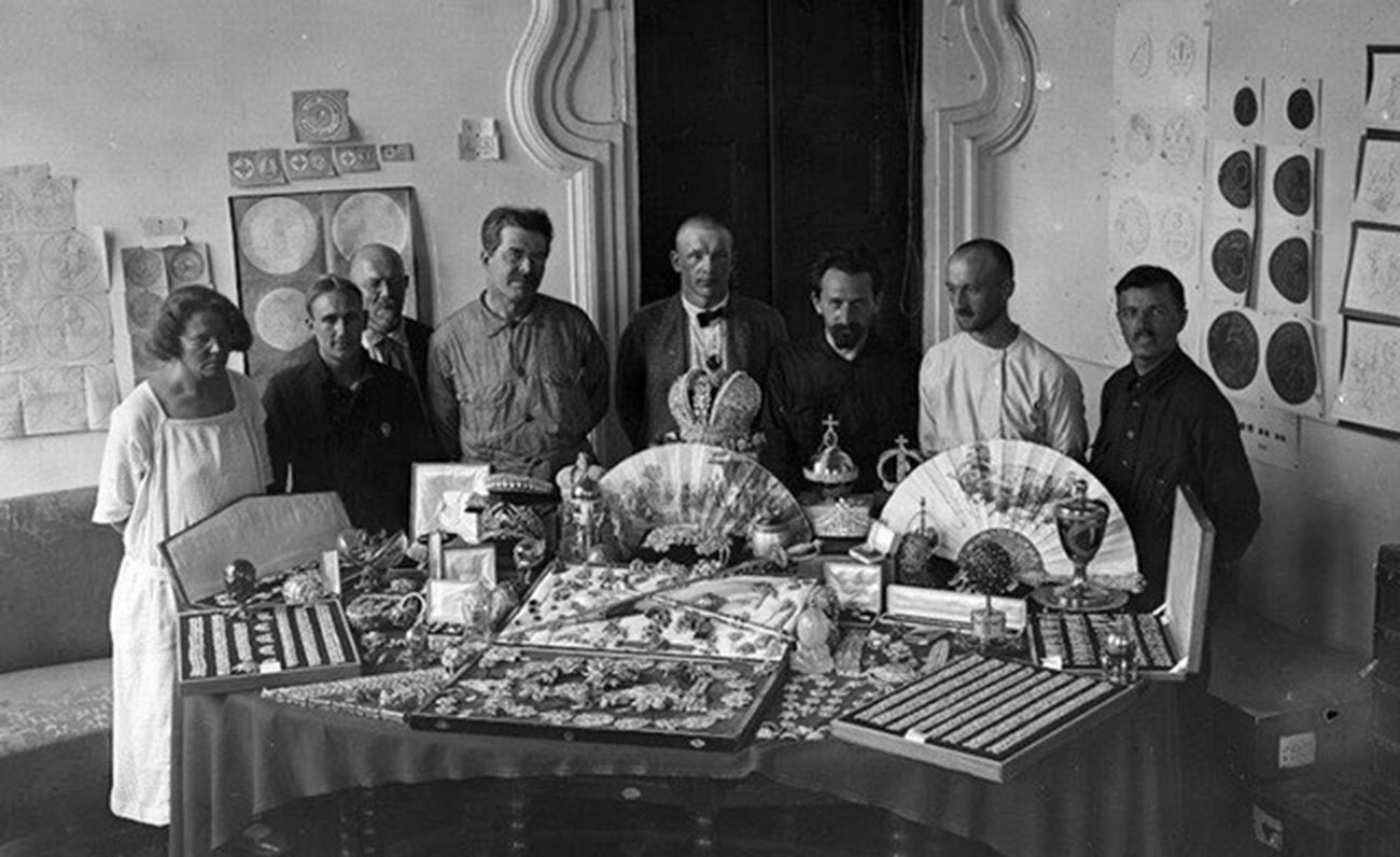 Zaposlenici Državne riznice plemenitih metala i dragog kamenja (Gohran) s draguljima s ruske krune. Moskva. 1923. godine