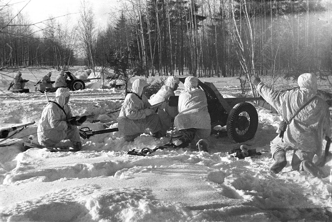 Grande Guerra Patriótica (a participação russa na 2° GM), 1941-1945. Batalha de Moscou. Dezembro de 1941. Tripulações de artilharia lutando em floresta perto de Moscou. 