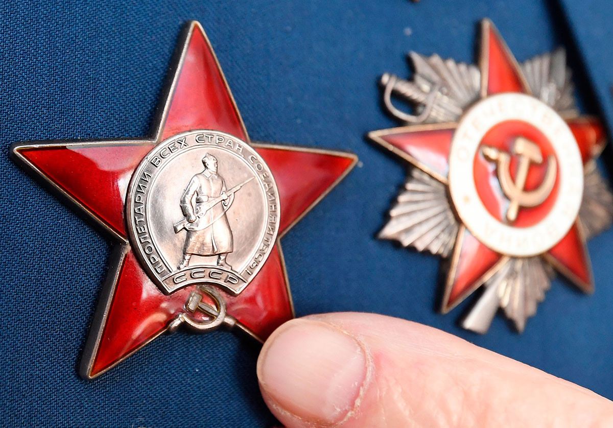 Der Orden des Roten Sterns und der Orden des Vaterländischen Krieges (v.r) des Veteranen des Großen Vaterländischen Krieges Alexei Samochin.