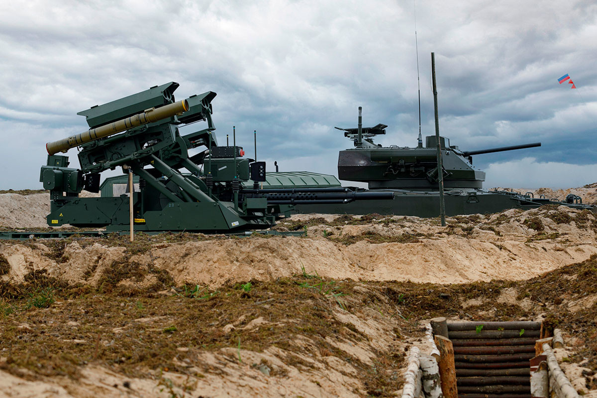 Un Uran-9 et le véhicule de combat d'infanterie appelé B-19