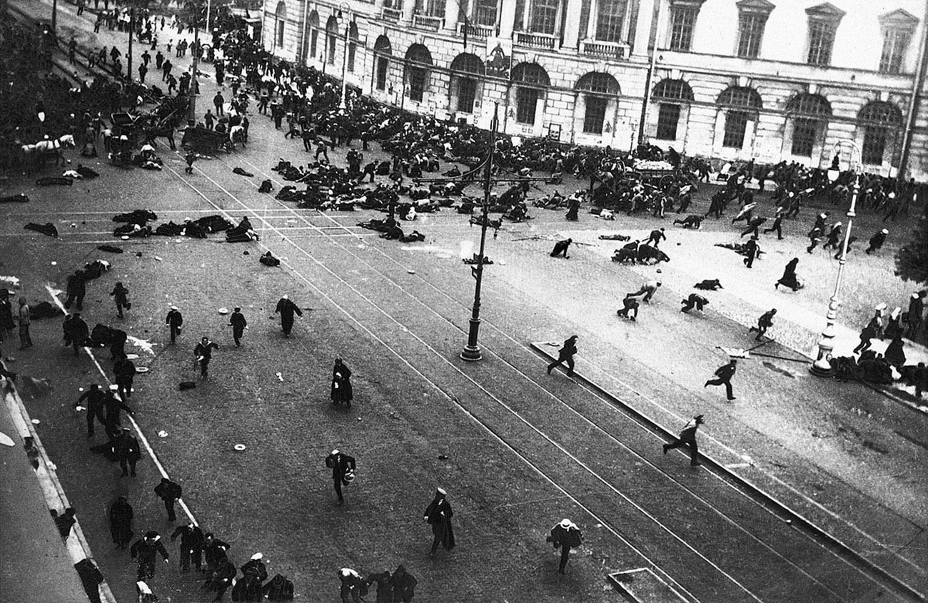 Јункери и козаци пукаат врз работниците кои излегле на демонстрации на Невската авенија. Петроград, 4 јули 1917 година.
