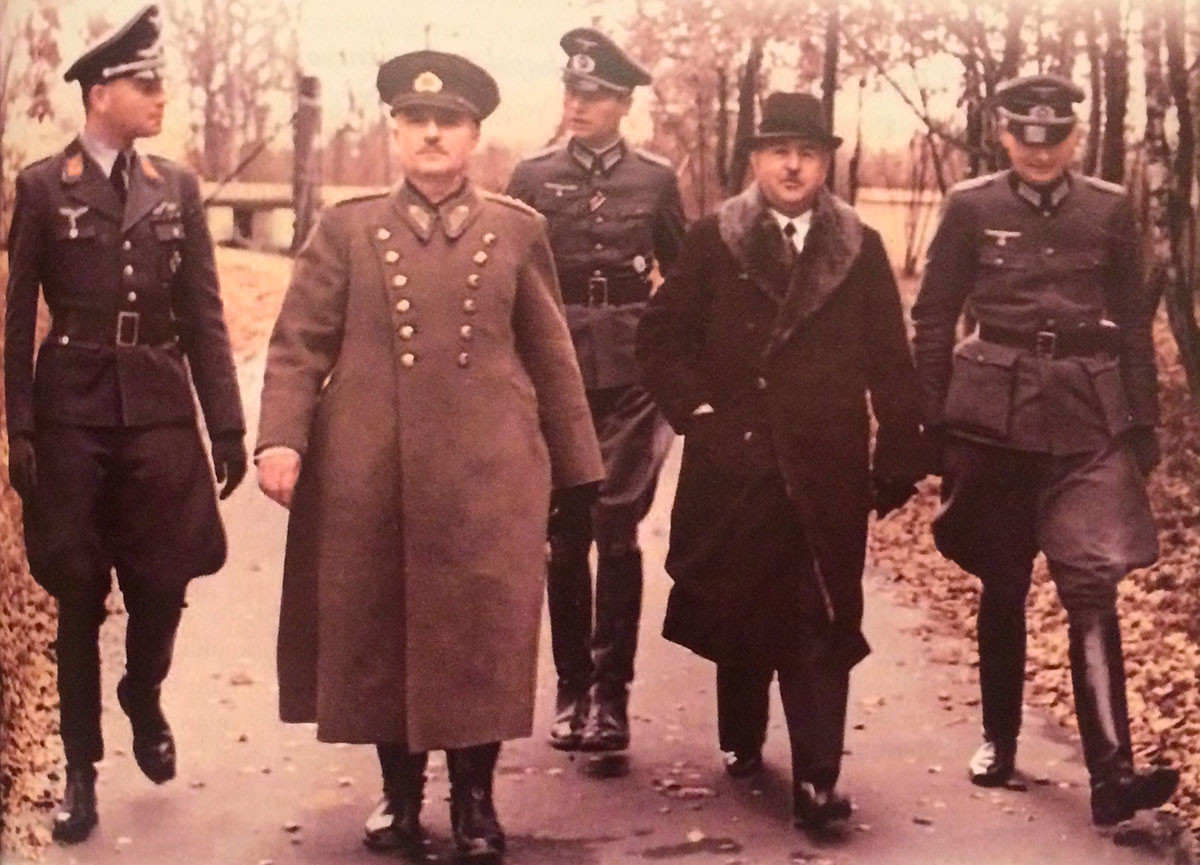 Генералы турецкой армии Али Фуад Эрден и Хусейн Хюсню Эмир Эркилет на оккупированных территориях СССР в 1941 году.
