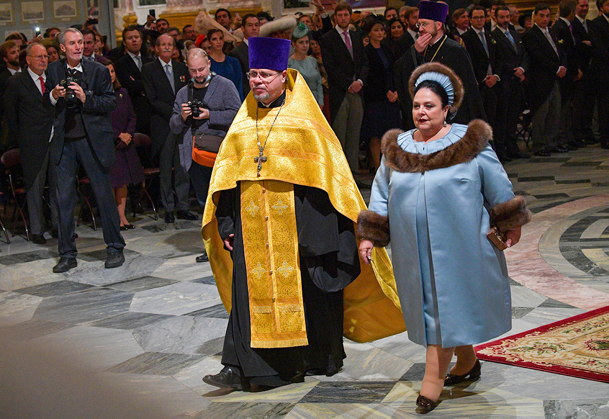 聖イサアク大聖堂の結婚式に参加したマリア・ウラジーミロヴナ（右）
