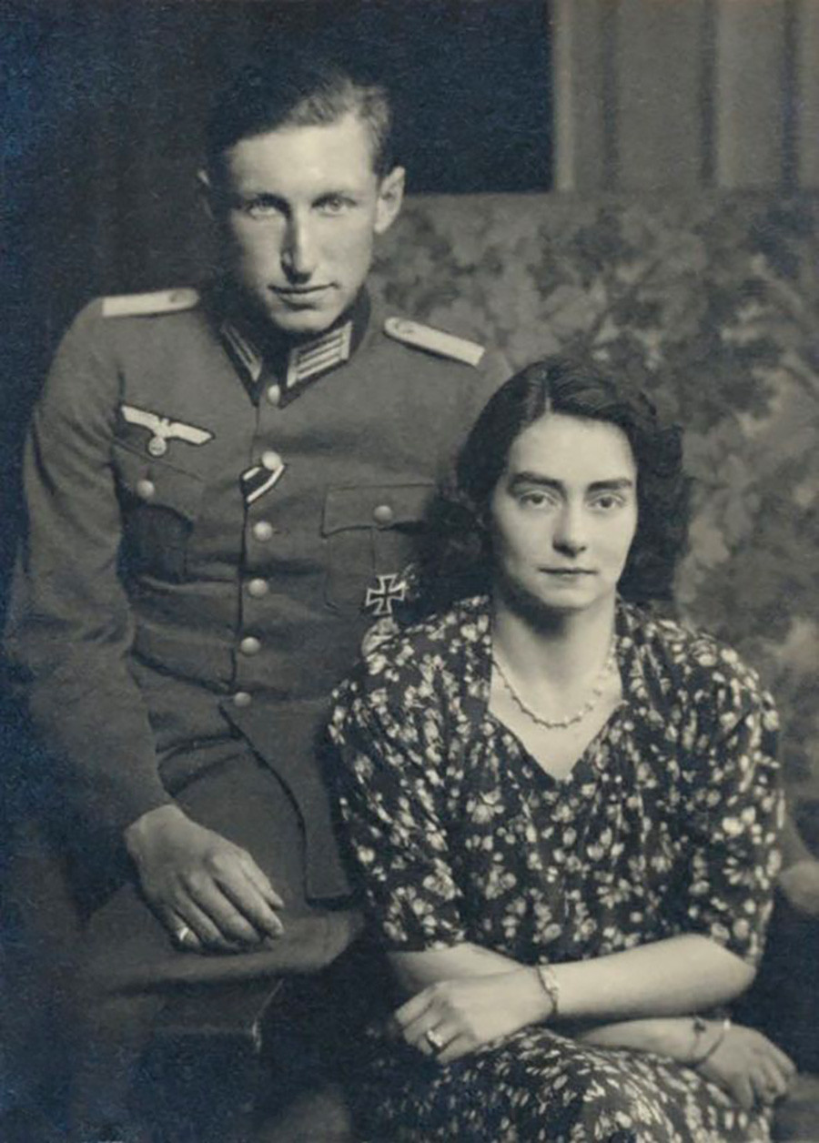 Prinz Karl Franz von Preußen (in Nazi-Uniform und mit einem Eisernen Kreuz) und Prinzessin Henriette von Schönaich-Carolath.