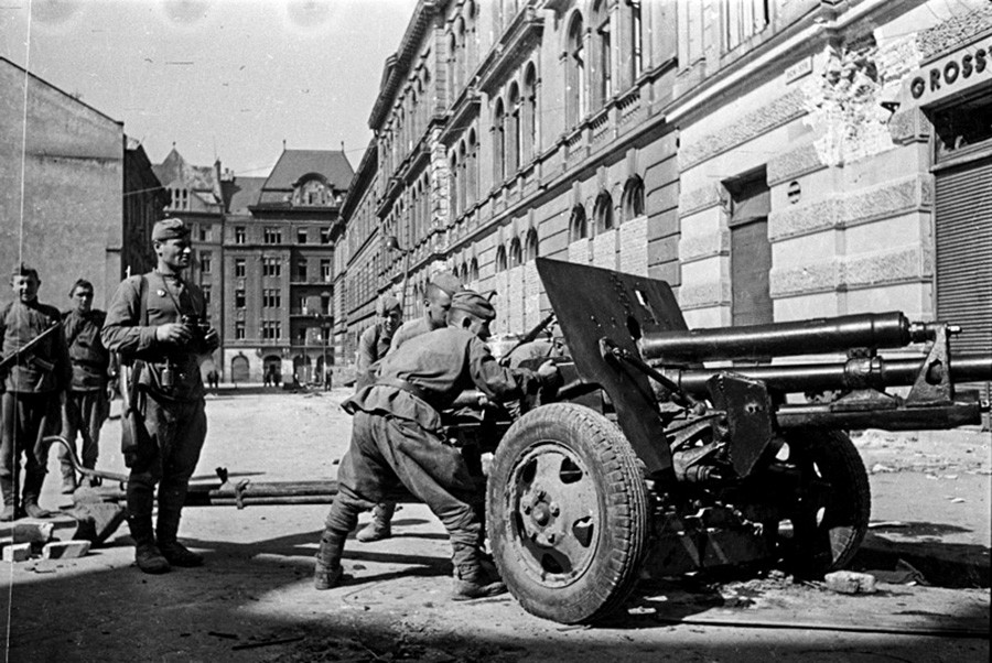 Sowjetische Armee auf den Straßen von Lemberg.