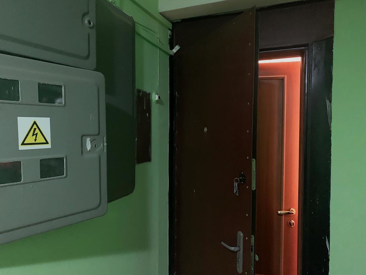 ロシアのアパートの２つのドア
