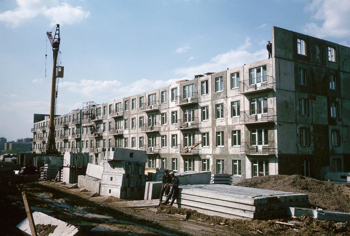 Gradnja stanovanj po rusko z montažnimi betonskimi ploščami, 1964