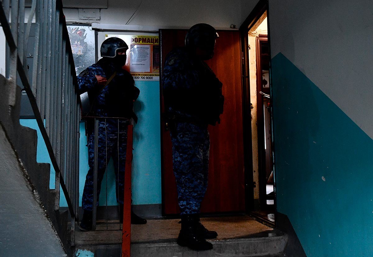 Policisti obhajajo stanovalce večstanovanjskega bloka v Jekaterinburgu, kjer je v enem od stanovanj eksplodiral plin. 