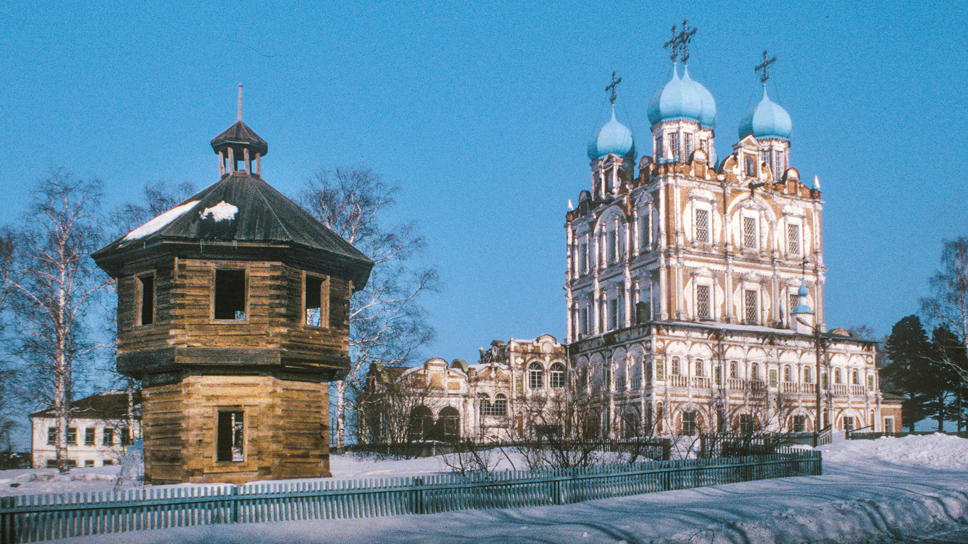 Solvytchegodsk. Cathédrale de la Présentation. À gauche : reconstitution d'une tour en rondins située sur l’enceinte du domaine des Stroganov. 8 mars 1998
