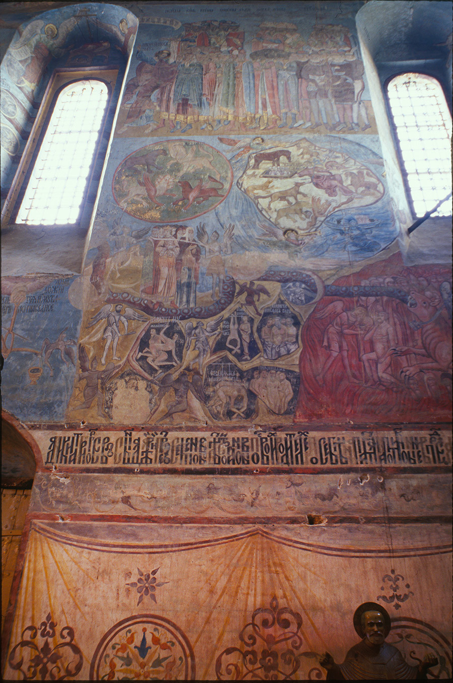 Cathédrale de l'Annonciation. Fresques du mur ouest, Jugement dernier avec représentation de pécheurs en enfer. 26 juin 1999
