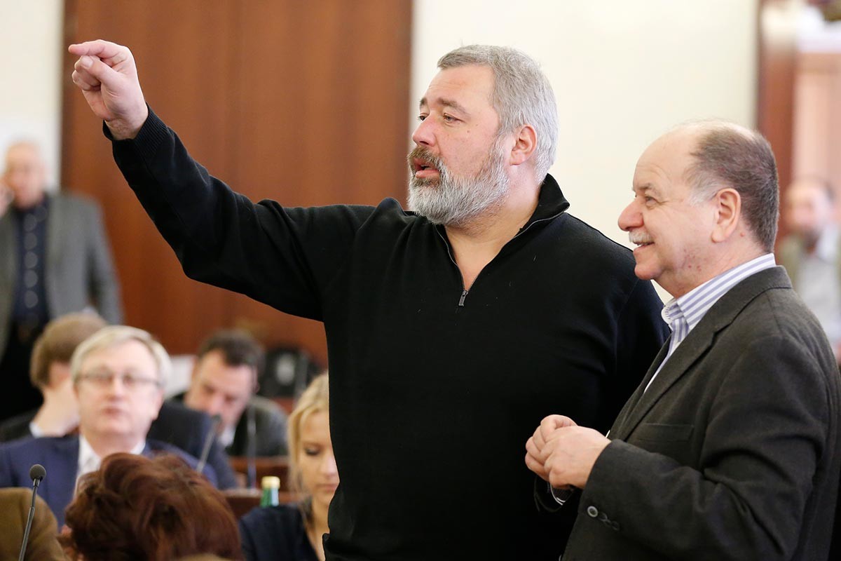 Dari kiri ke kanan: Pemimpin Redaksi Novaya Gazeta Dmitry Muratov dan pakar budaya Daniil Dondurei sebelum sesi diskusi bertajuk Media Masyarakat Sipil: Tantangan Formasi, 2014.