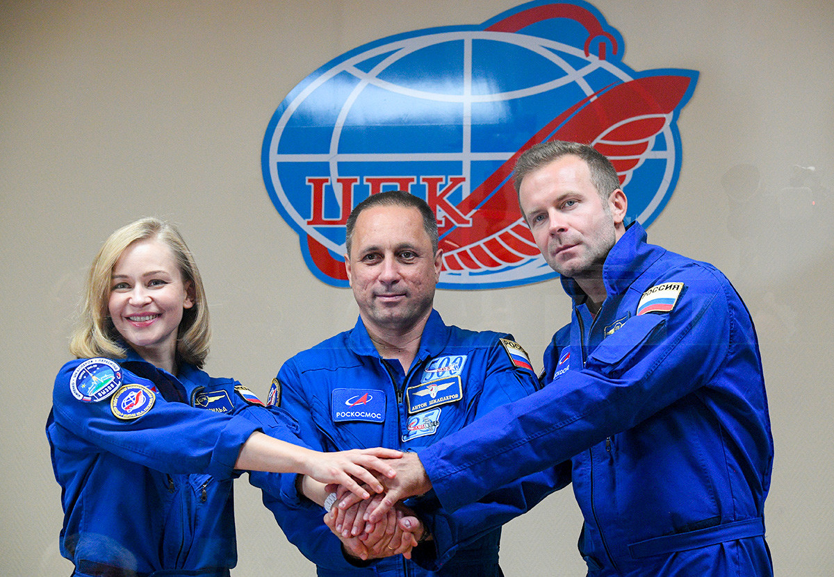Membros da recente tripulação: a atriz Iúlia Peresild, o cosmonauta Anton Chkaplerov e o diretor de cinema Klim Chippenko
