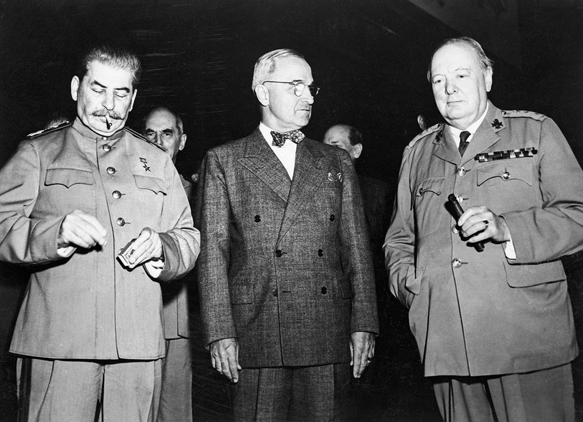 Iôssif Stálin, Harry Truman, e Winston Churchill em Potsdam.
