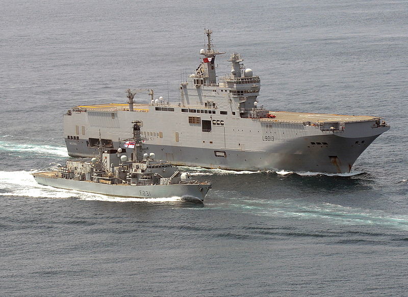 FS Mistral francés frente a la costa de África Occidental, junto a una fragata de tipo 23.