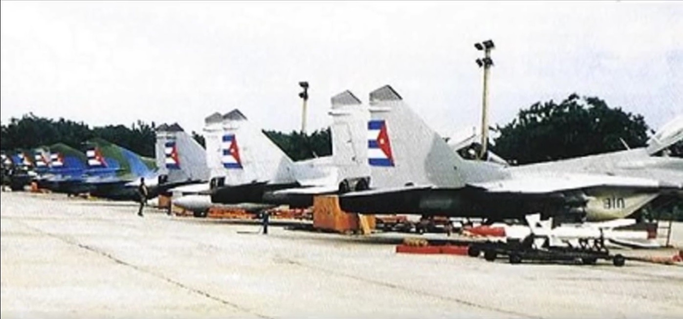 Três MiG-29 na base de San Antonio, junto com modelos MiG-23MF e MiG-21bis
