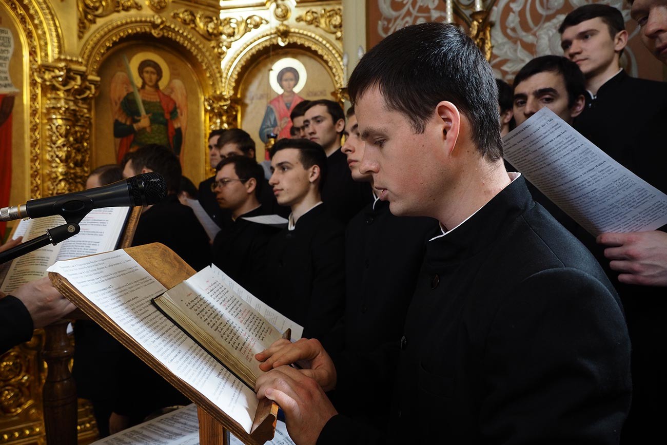 Alumnos del Seminario de Yekaterinodar, en Krasnodar, durante un servicio de la Sábana Santa
