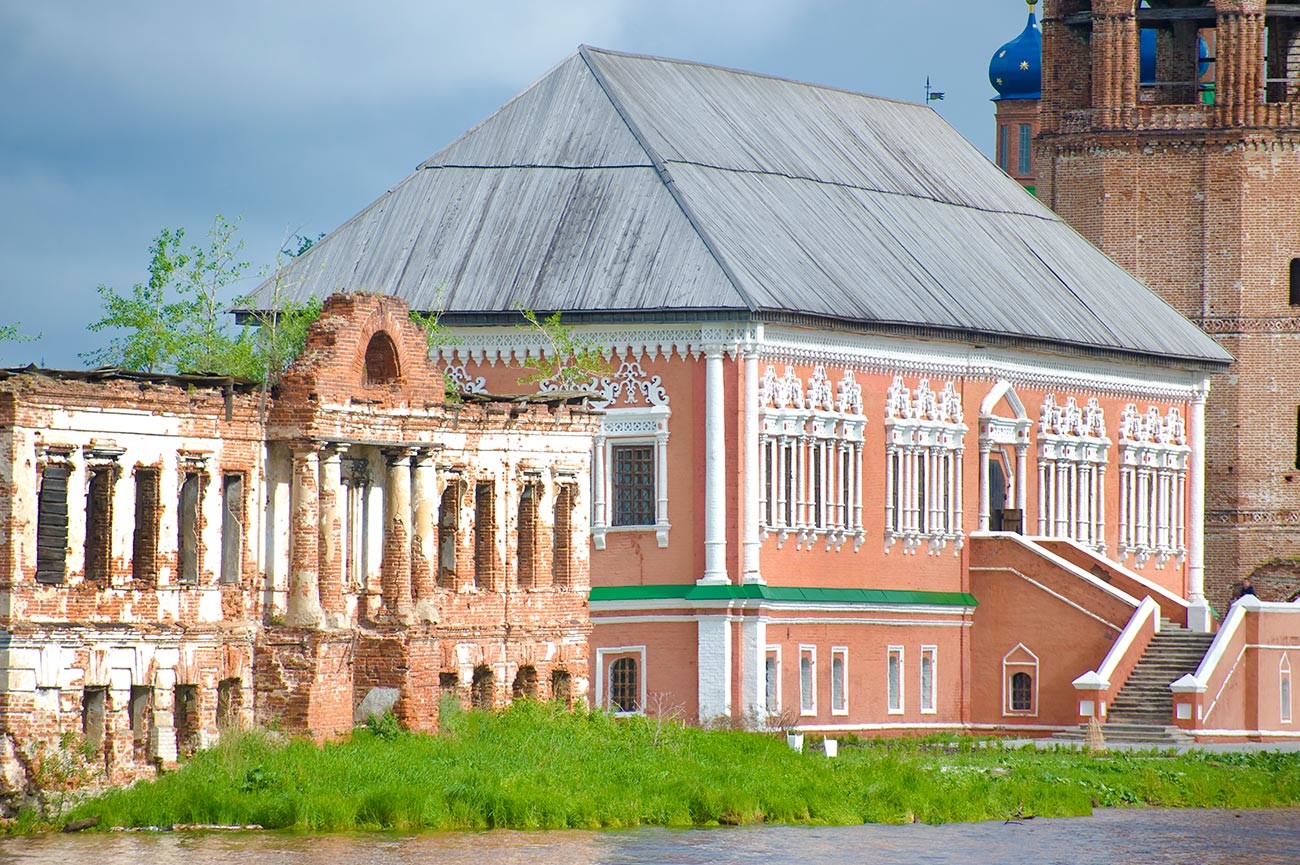 Oussolié. Quai de la rivière Kama. De gauche à droite : manoir Abamalek-Lazarev, chambres Stroganov, clocher de la cathédrale de la Transfiguration