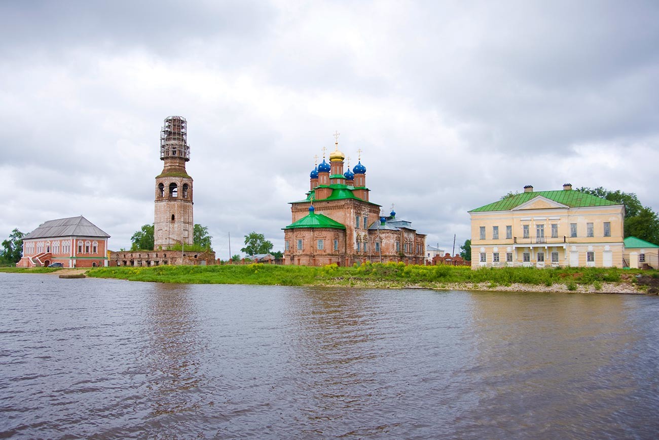 Oussolié. Ensemble central, vue depuis la rivière Kama. De gauche à droite : chambres Stroganov, clocher et cathédrale de la Transfiguration, manoir Golitsyne