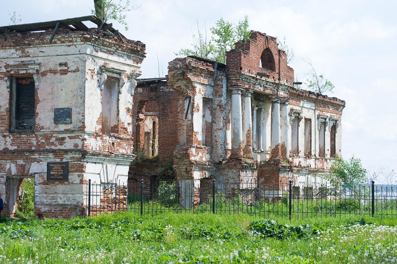 Ruines du manoir Abamalek-Lazarev, vue sur la cour