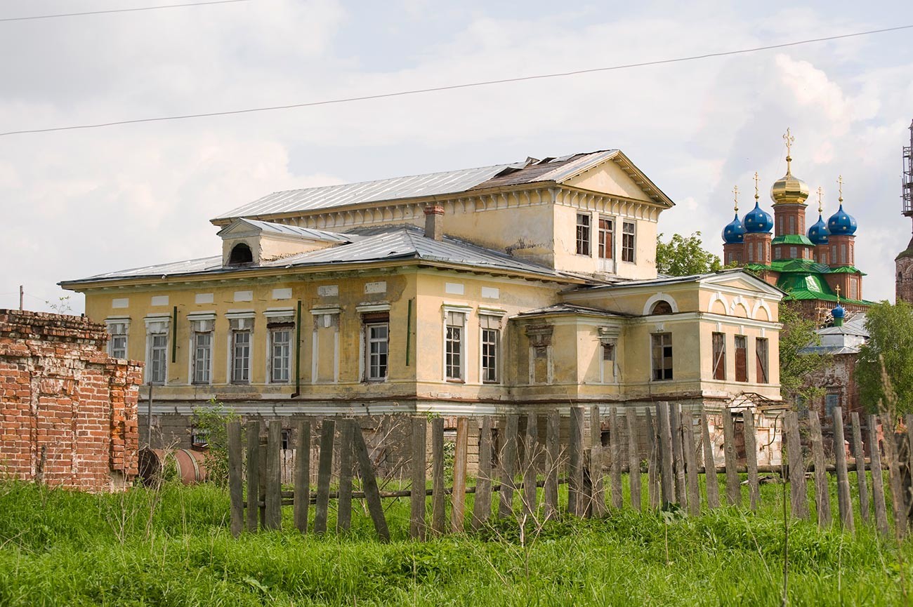 Oussolié. Maison Stroganov, vue sur la cour. Arrière-plan : cathédrale de la Transfiguration