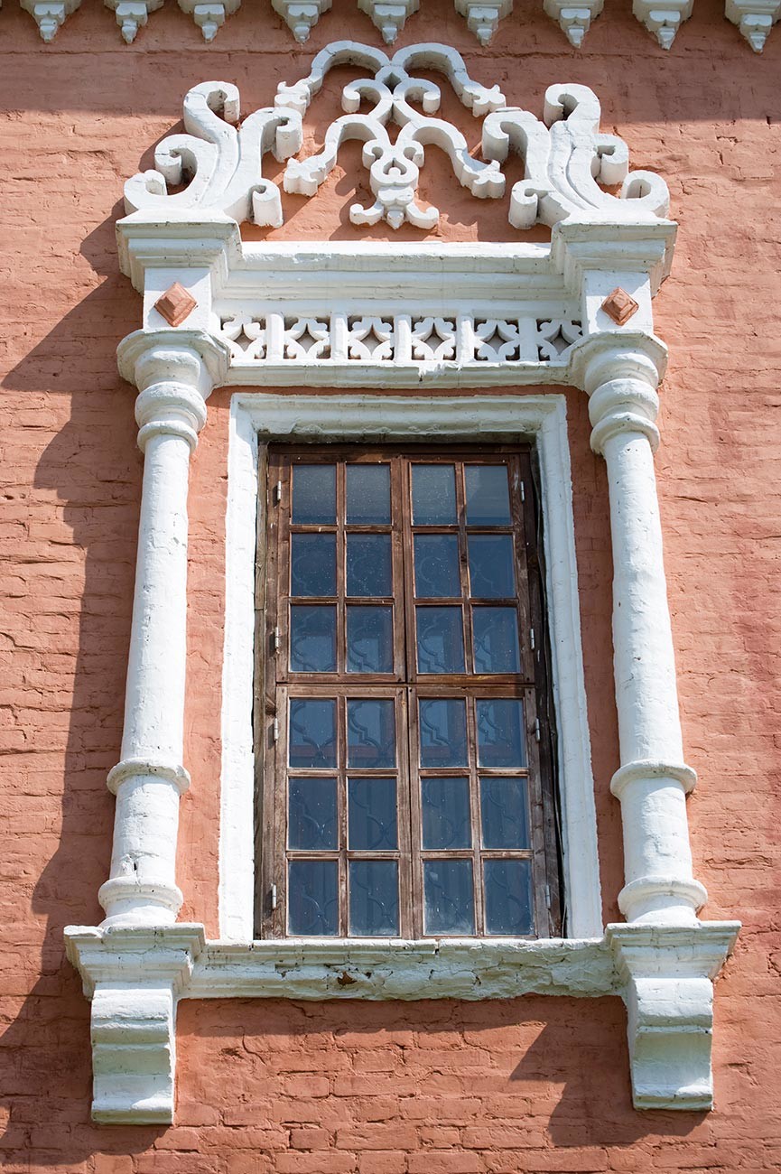 Chambres Stroganov. Façade principale, encadrement de fenêtre décoratif.