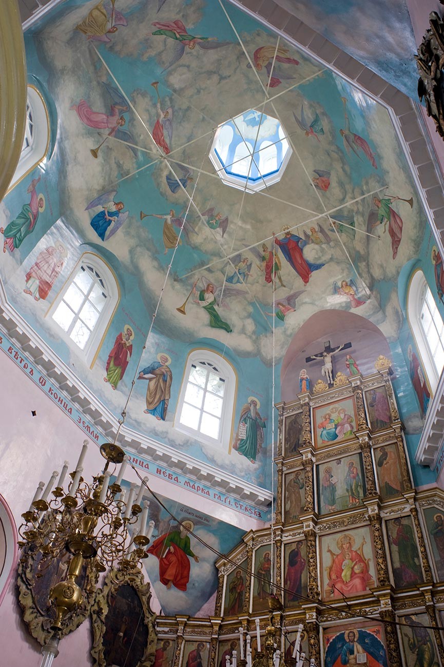 Oriol. Église de la louange de la Vierge. Intérieur avec iconostase et plafond octogonal peint