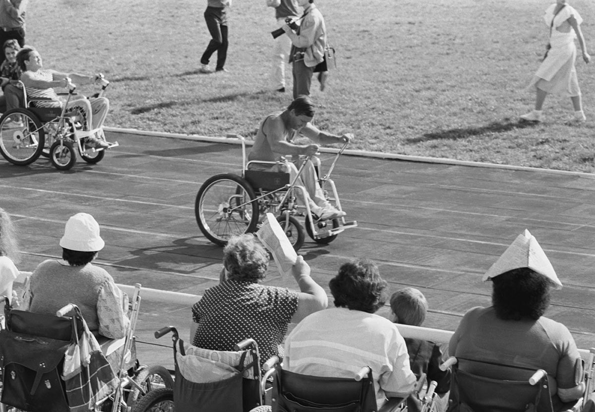 Un disabile partecipa a una gara su sedia a rotelle, Crimea, 1989
