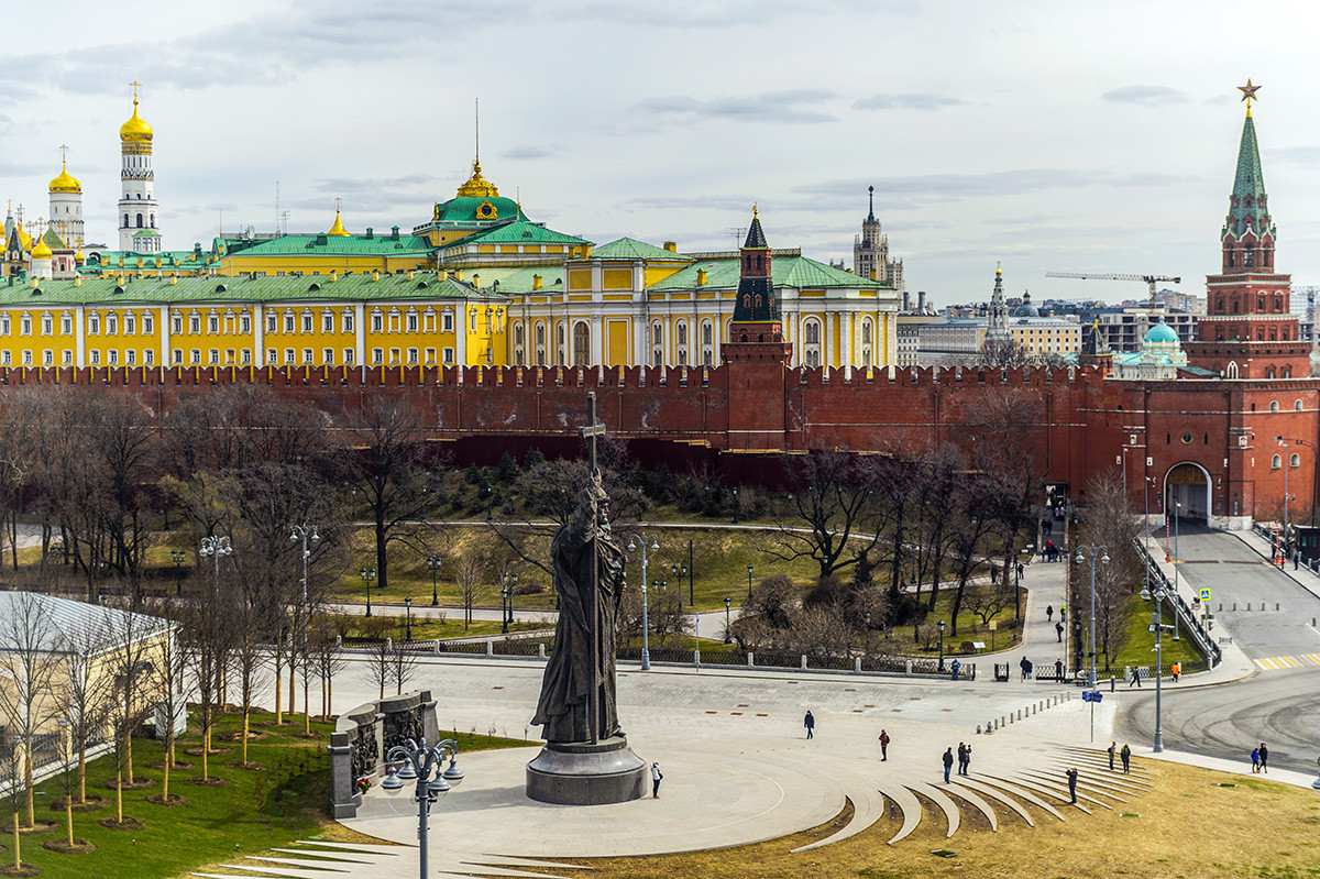 Pemandangan patung Santo Pangeran Vladimir di Alun-Alun Borovitskaya berlatar Kremlin Moskow, 2017.
