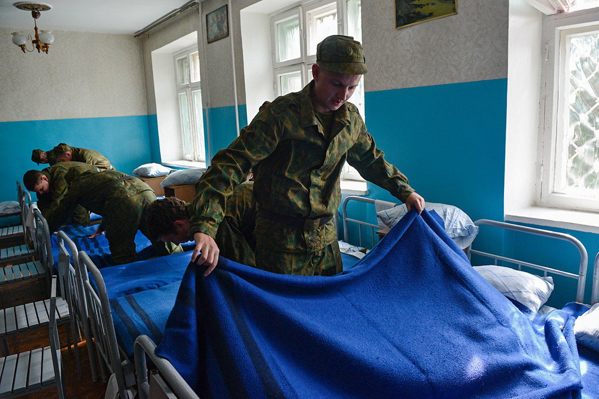 Vojno osoblje iz vojne rezerve u vojarni baze za skladištenje, remont i obnovu vojne opreme u Novosibirsku. 
