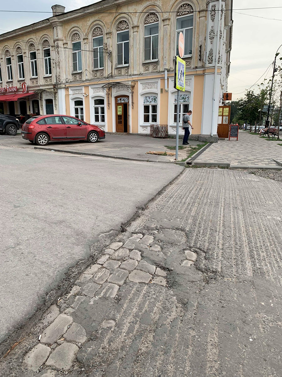 Perbaikan Jalan Petrovskaya di pusat Kota Taganrog, Rusia.

