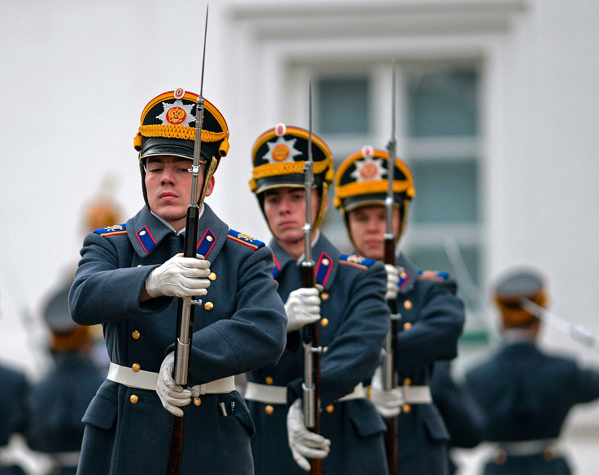 Военнослужещи от президентския полк по време на церемонията по смяна на пехотния и конен караул на Съборния площад на Московския Кремъл