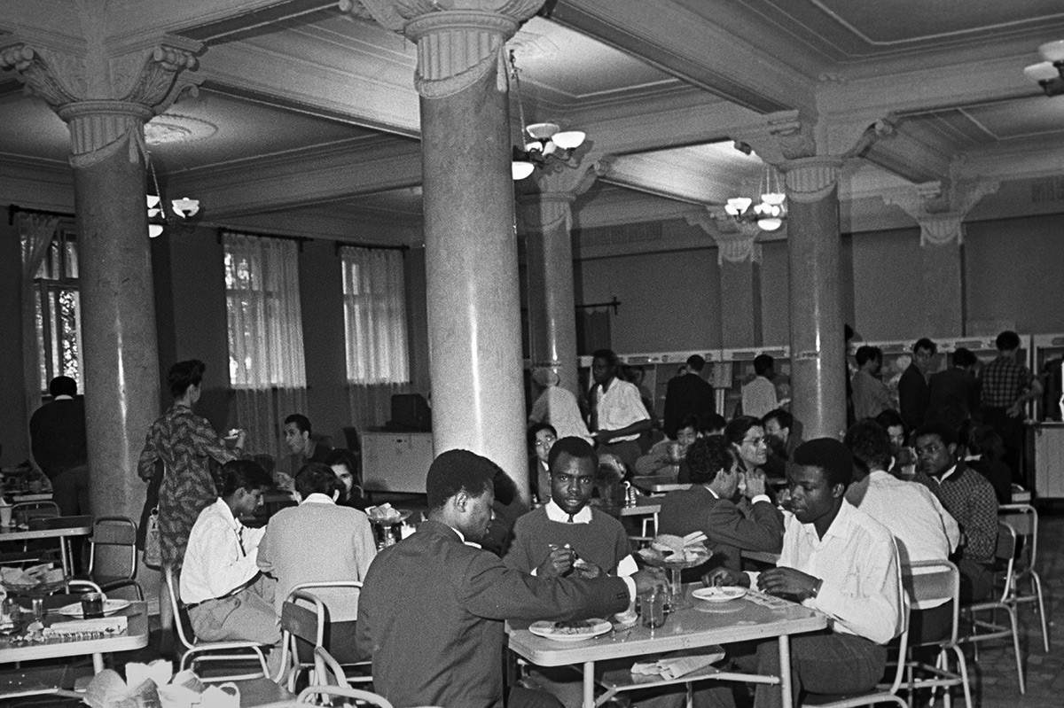 V študentski menzi Univerze prijateljstva med narodi Patrice Lumumba