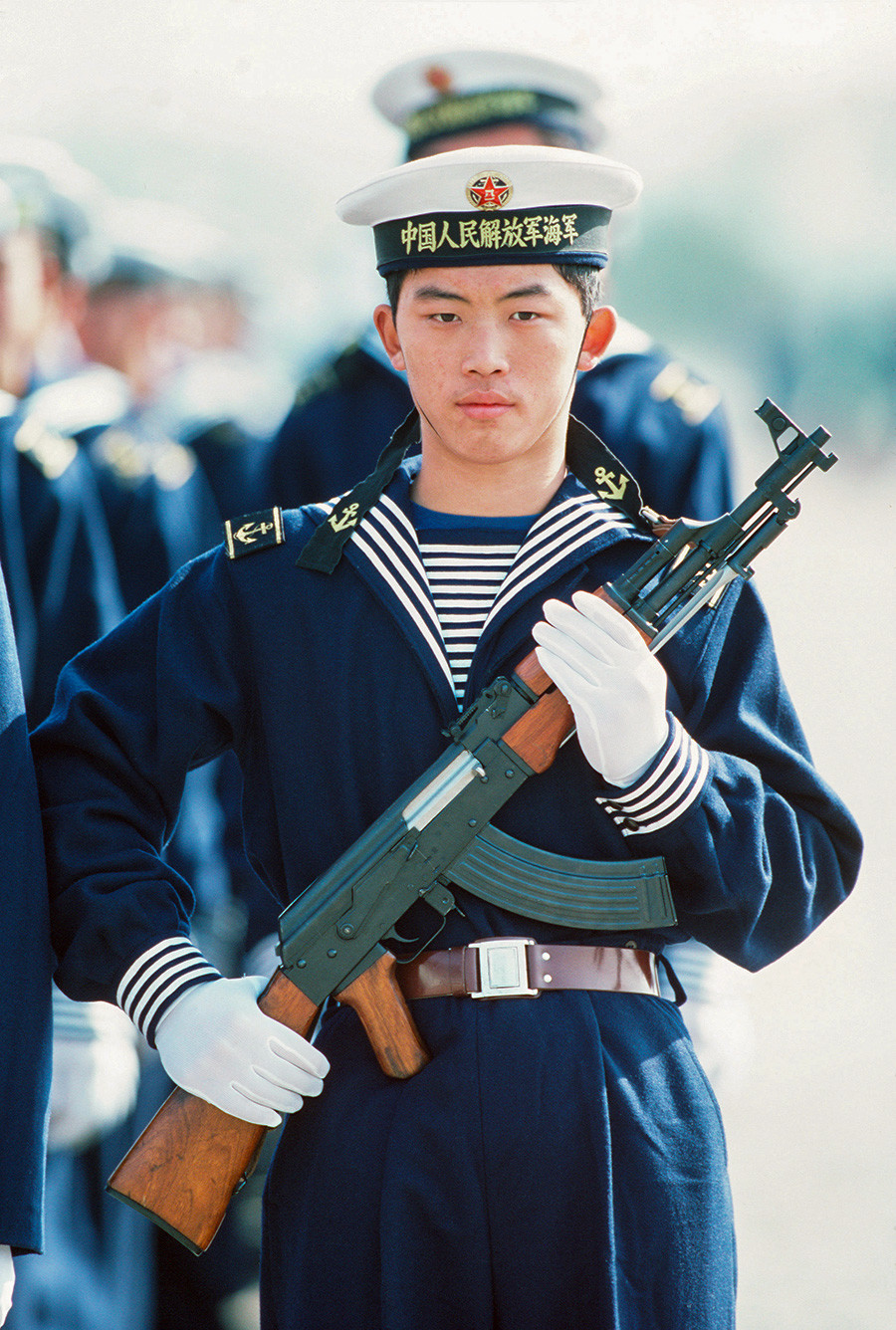 56式半自動歩槍（SKS）を掲げている中国の水兵