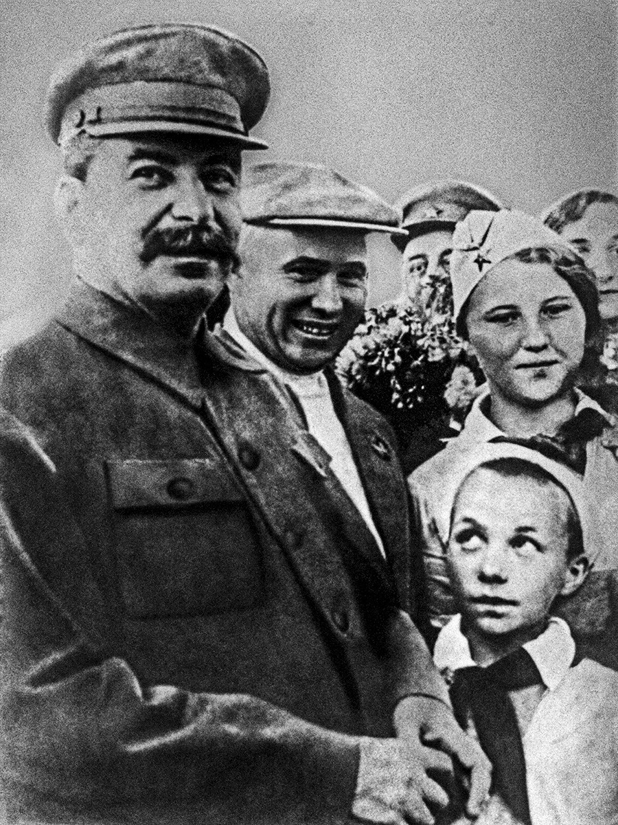 Joseph Stalin, Nikita Khrushchev and a group of pioneers.