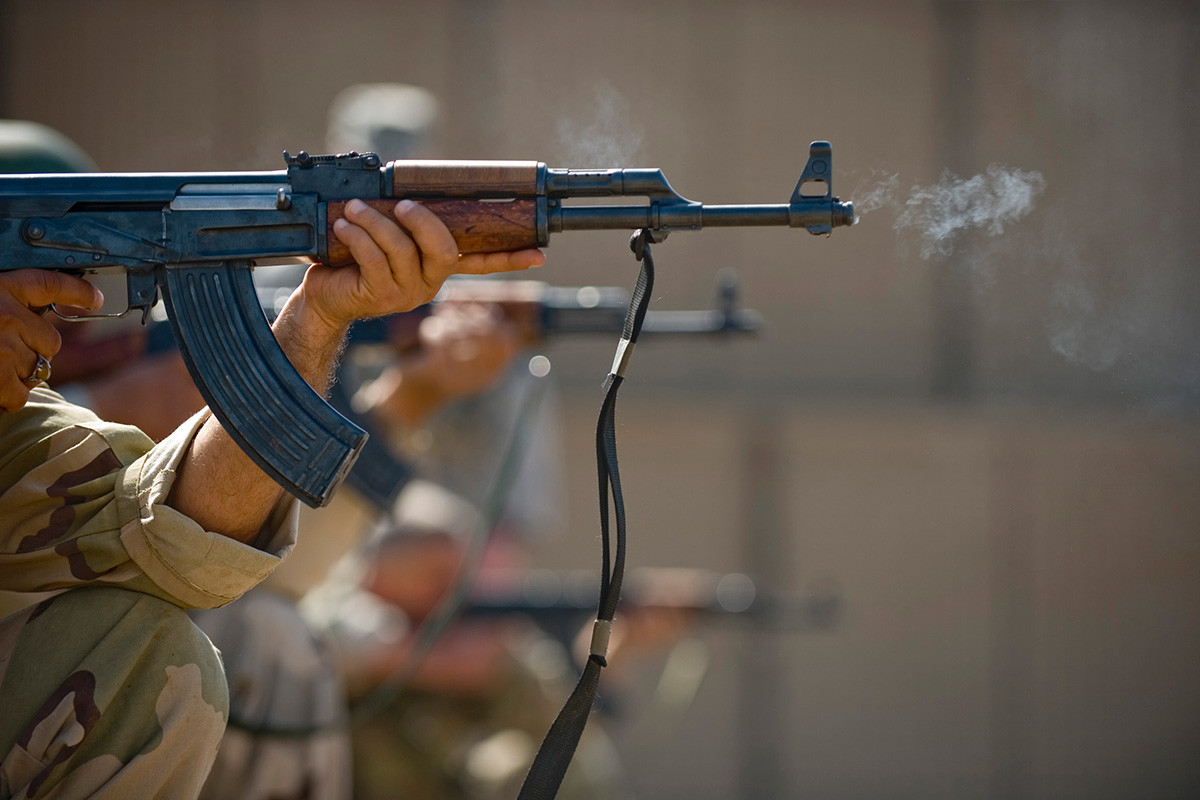 Iraški piloti med strelskimi vajami z AK-47