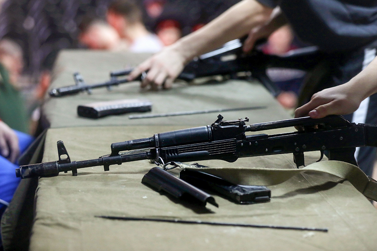 Kadeti na tečaju sestavljanja in razstavljanja avtomata AK-47
