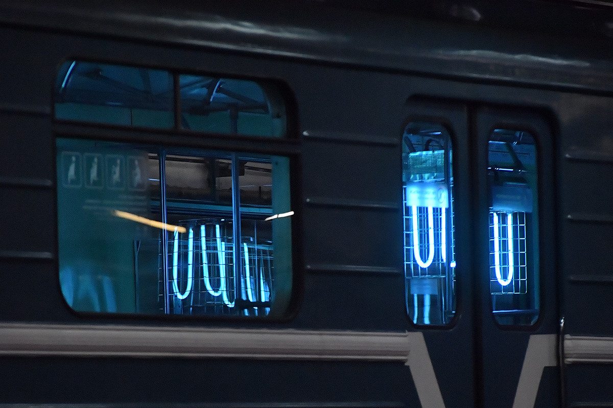 Des lampes à quartz désinfectent les rames dans le métro de Moscou