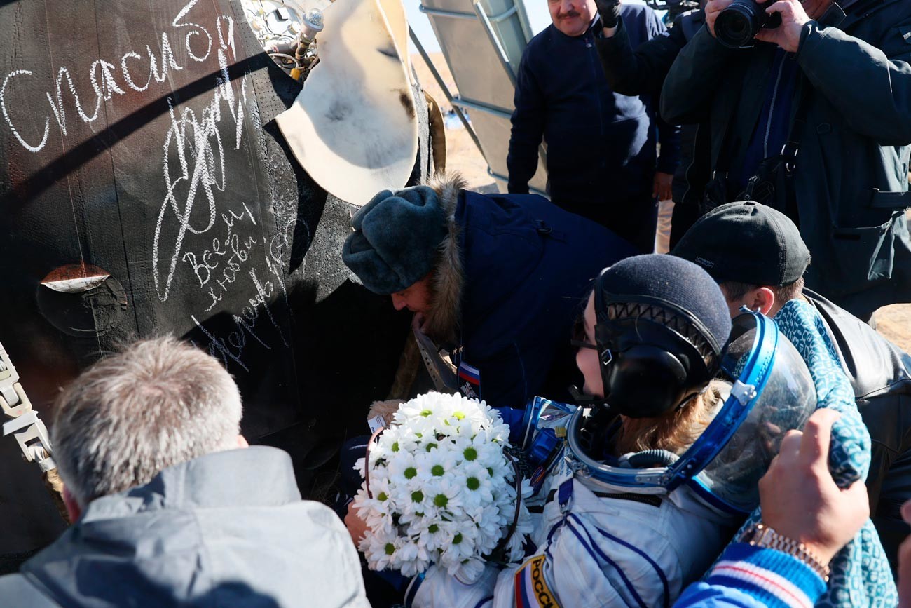Peresild deixa autógrafo no módulo de pouso da nave Soyuz MS-18
