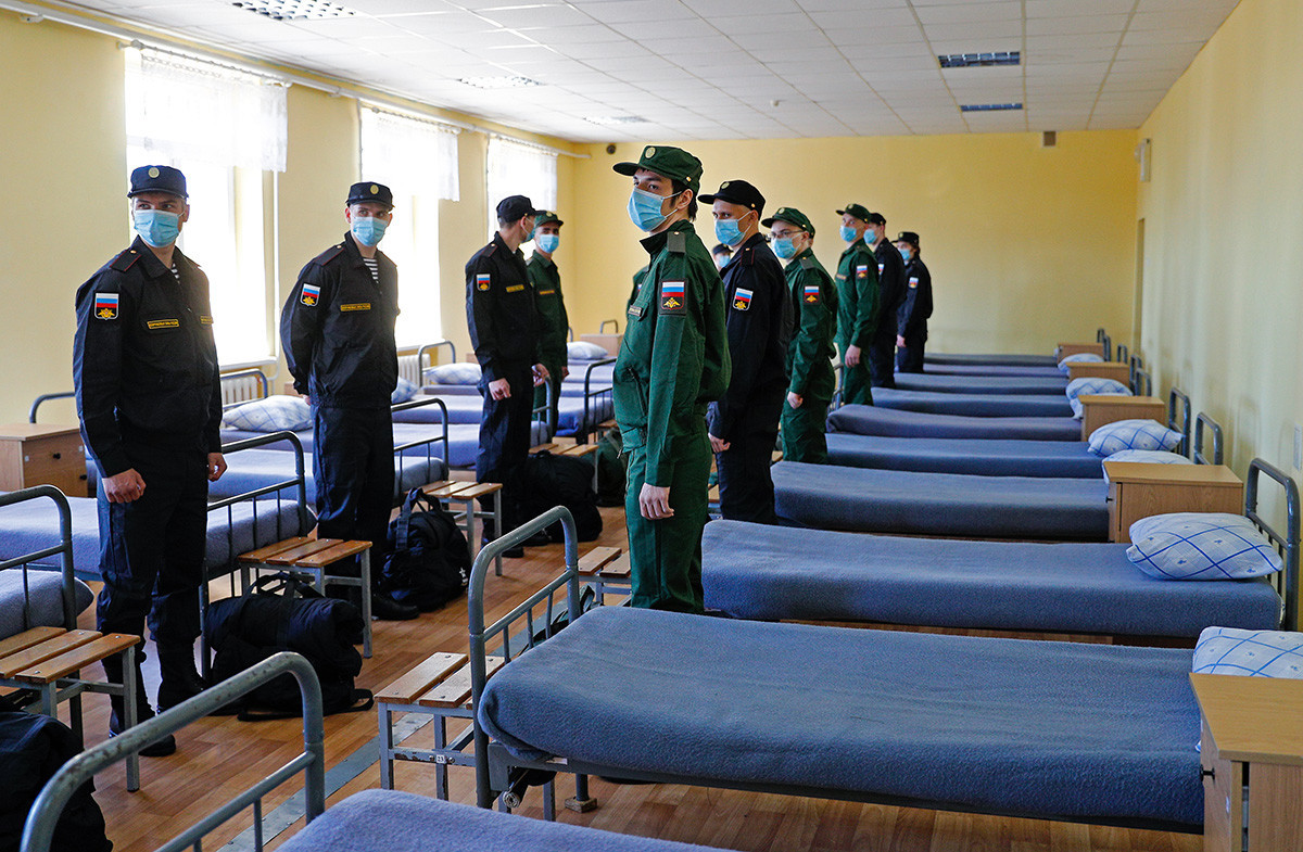 Регрути во касарна пред испраќање на отслужување на воениот рок, 20 мај 2020 година, Калининград, Русија.
