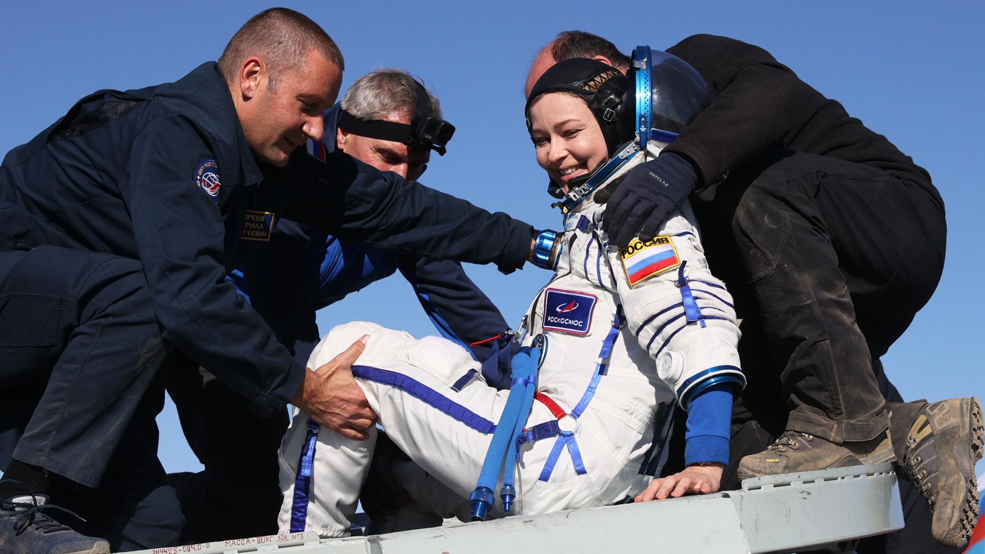 Kazakhstan. L'attrice Julia Peresild esce dalla navicella Soyuz MS-18 che l'ha riportata sulla Terra dopo aver trascorso 12 giorni nello spazio per le riprese del primo film girato in orbita, "The Challenge" (titolo originale: "Vyzov", la sfida)