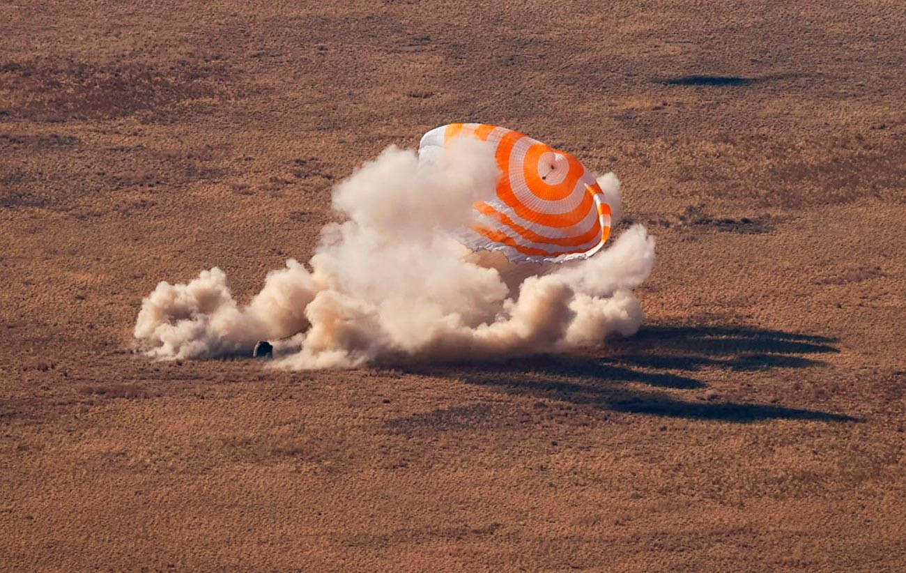 La navicella Sojuz MS-18 durante l'atterraggio nella steppa a sud-est della città di Zhezkazgan, in Kazakhstan
