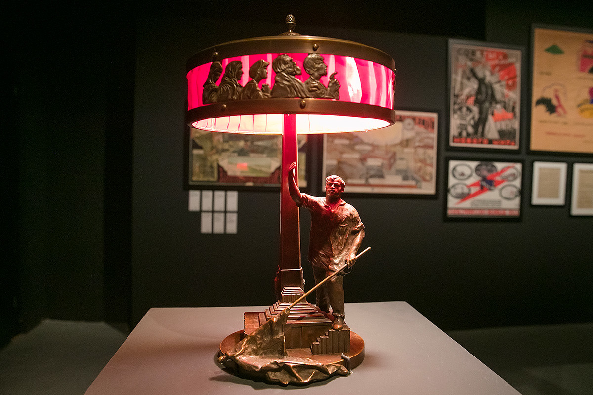 Стона лампа са фигуром стегоноше, 1920-их – 1930-их. Колекција Михаила Виљкина.