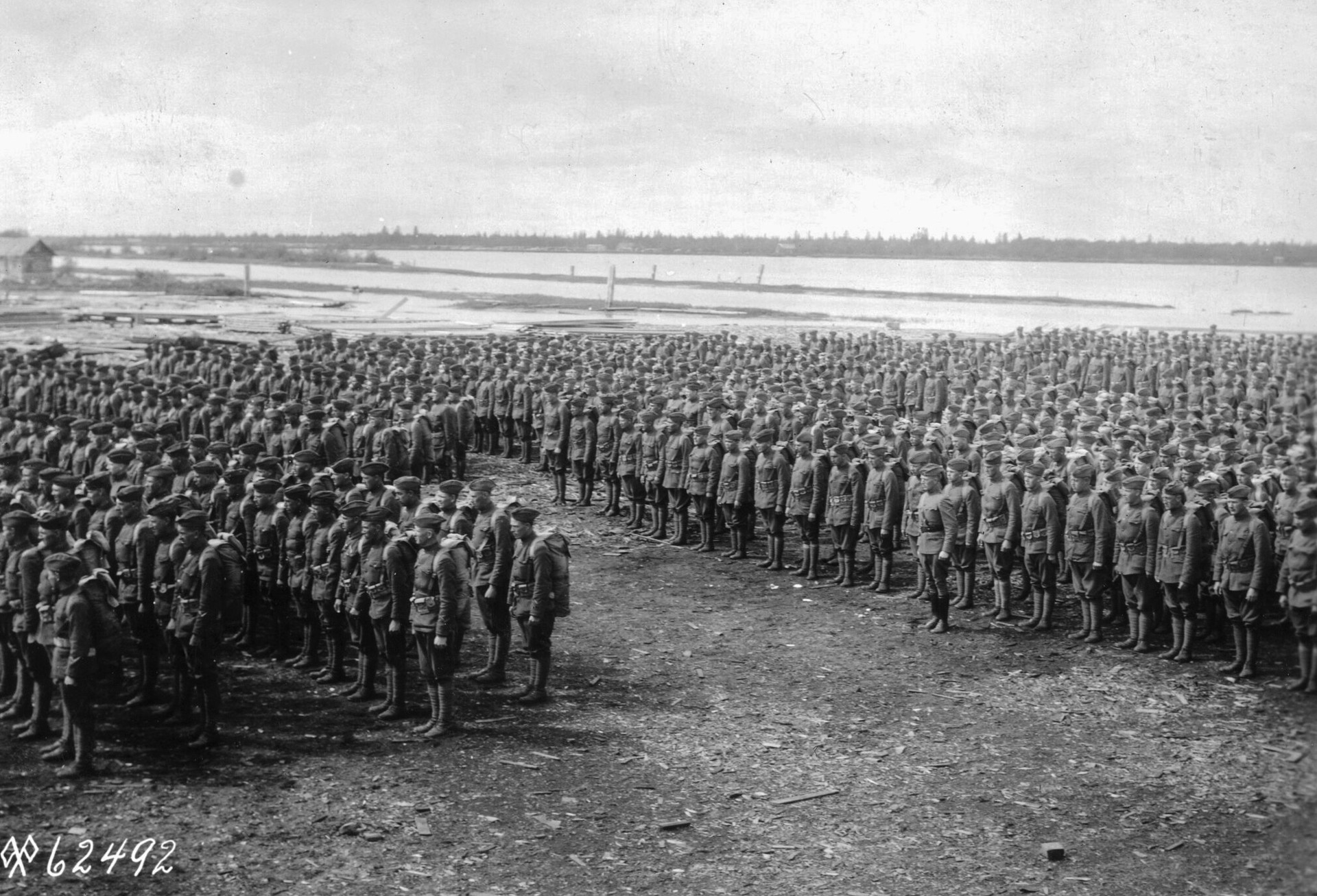 Les troupes américaines font la queue pour inspection avant de quitter la Russie soviétique en juin 1919