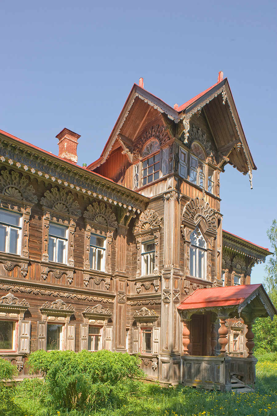 Poliashov house. Central tower with main entrance, southwest view. May 29, 2016